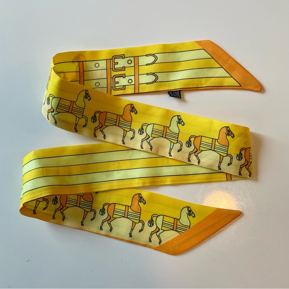 New neck tie scarf. Beautiful color. Perfect finishing touch to your outfit. - Picture 3 of 6